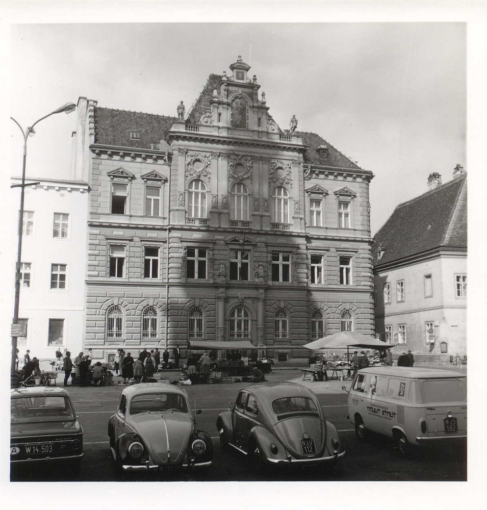 Sparkasse in der Stadt St. Pölten Ansicht Domplatz um 1970 - Foto Sparkasse Niederösterreich Mitte West 